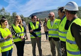 Autoridades y técnicos sobre el terreno.