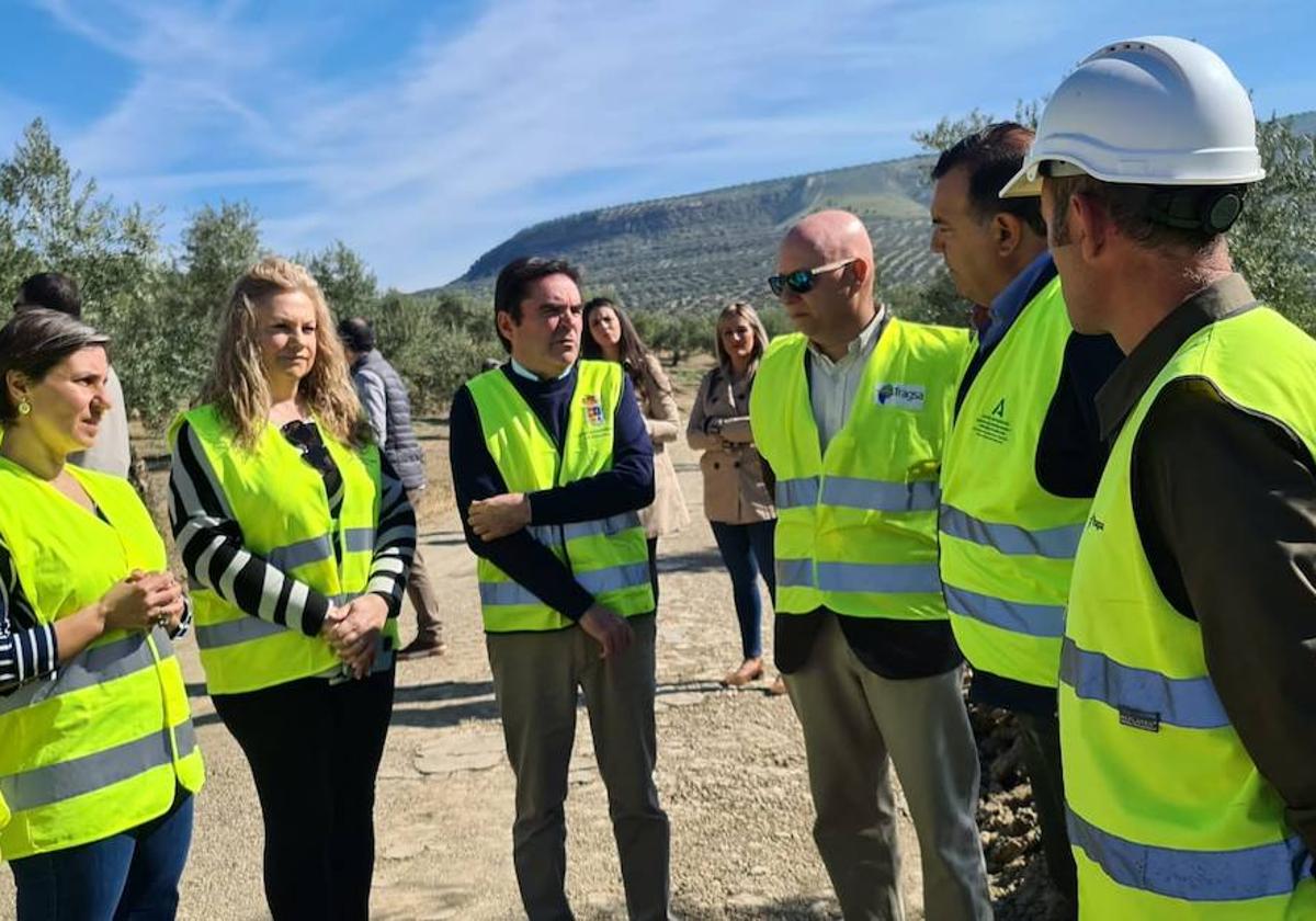 Autoridades y técnicos sobre el terreno.