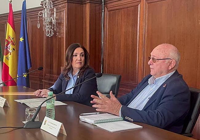Bonillo durante su exposición junto a Madueño.