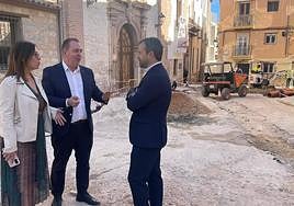 El alcalde (derecha) y los ediles de Presidencia y Mantenimiento, en la plaza de San Juan de Dios.
