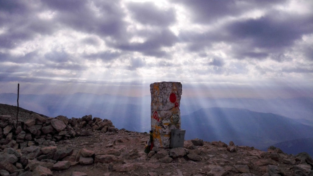 Imagen principal - Arriba, el vértice geodésico de La Sagra; debajo, secuoyas cubiertas de nieve y sendero hacia la cima.