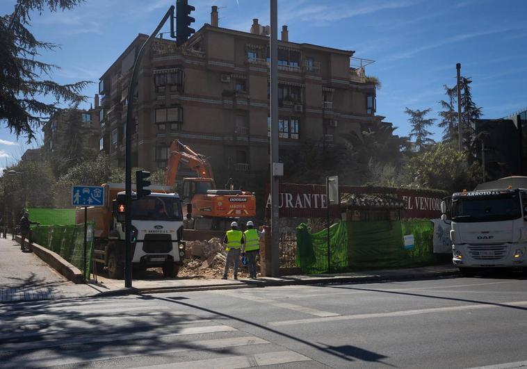 Las máquinas desescombran el solar donde se ubicaba el Ventorrillo.