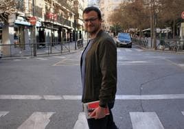 Jorge Decarlini, en un paseo de peatones de Pedro Antonio de Alarcón, con su libro '20 canciones'.