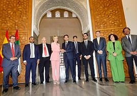 La secretaría de Estado de IA, Carme Artigas, y el alcalde de Granada, Paco Cuenca, tras la firma del acuerdo