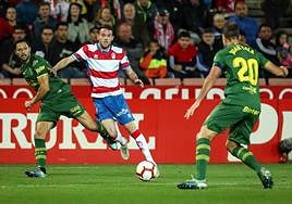 Quini persigue un balón en el último precedente con la UD Las Palmas en Los Cármenes.