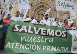 Médicos en la protesta realizada el lunes en Sevilla.