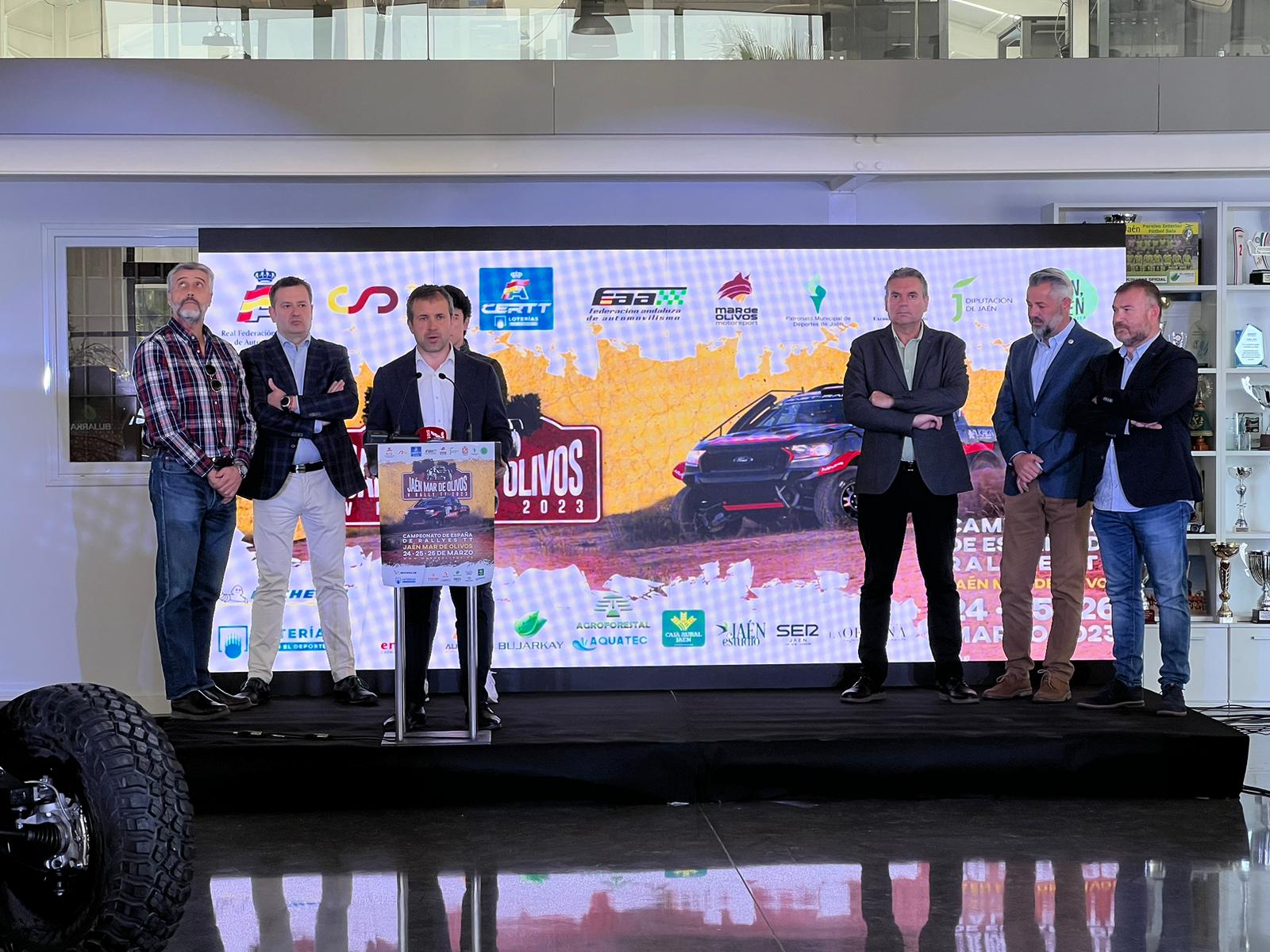 Julio Millán en el atril junto a Ángel Vera, Carlos Alberca, el vicepresidente de la Federación Andaluza de Automovilismo, José Antonio González, y Fernando Fernández del club 'Mar de Olivos', entre otros.