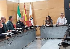 Desarrollo de la Junta Local de Seguridad en el Ayuntamiento con la asistencia de la Subdelegación. En la mesa Catalina Madueño y el alcalde Emilio Torres.