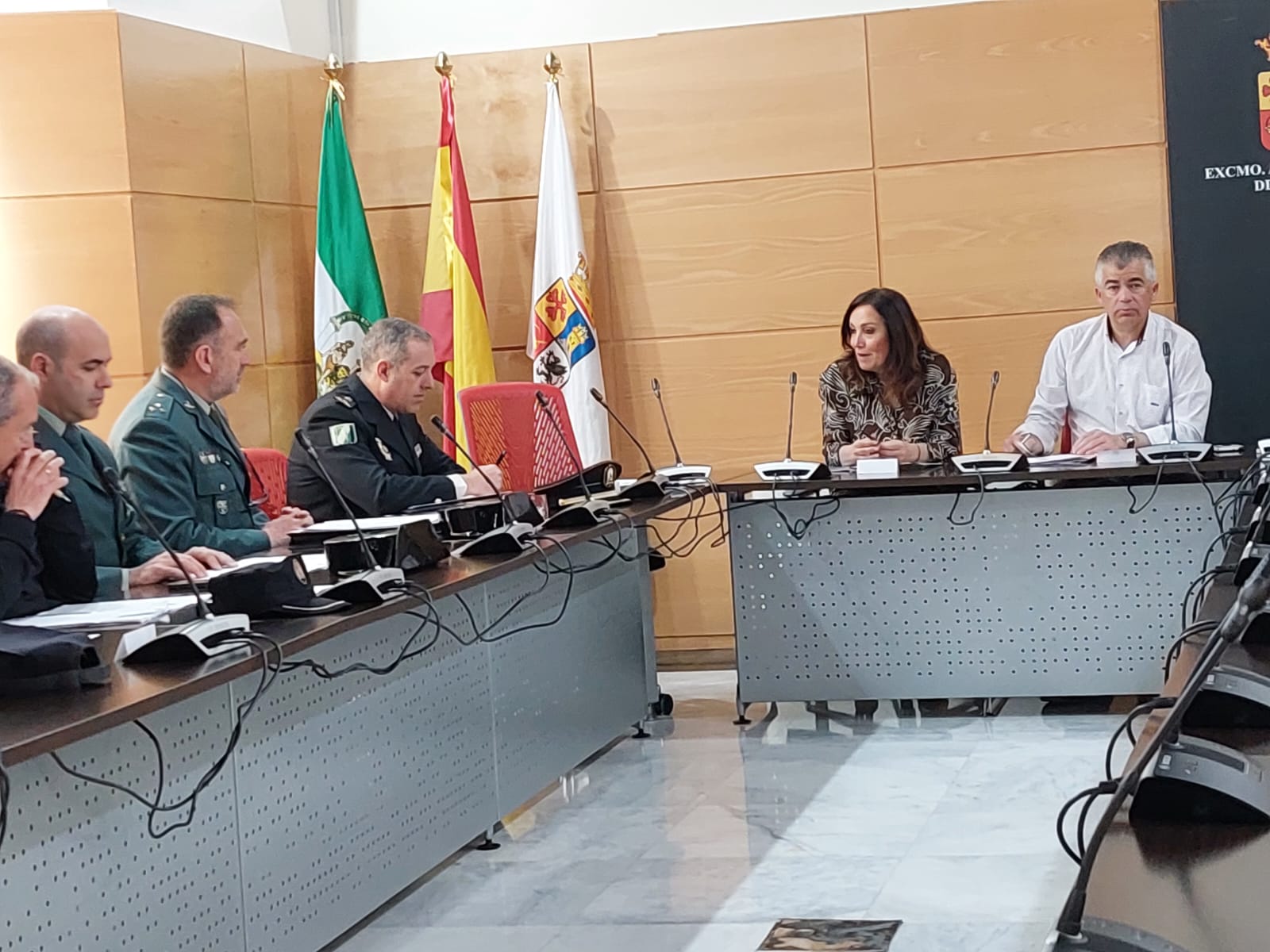 Desarrollo de la Junta Local de Seguridad en el Ayuntamiento con la asistencia de la Subdelegación. En la mesa Catalina Madueño y el alcalde Emilio Torres.