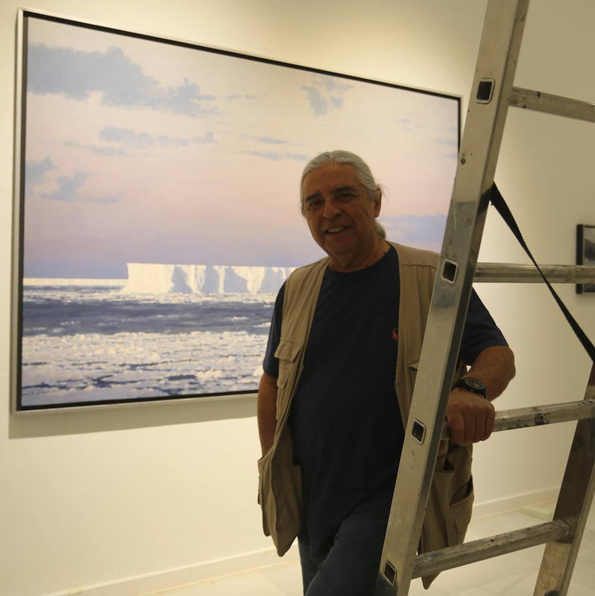 Guillermo Muñoz Vera, en el montaje de su exposición.