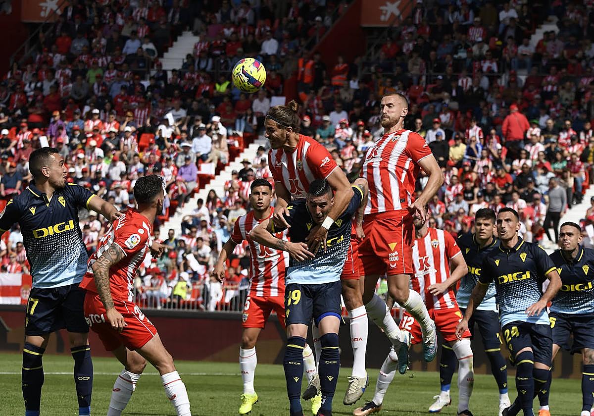 La UD Almería sigue viva tras empatar en el último minuto.