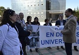 Miembros de la Plataforma en Defensa de la UJA, junto al secretario de Universidades.