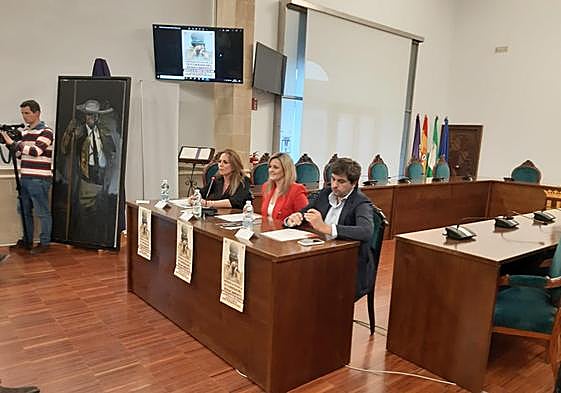 Acto de presentación del cartel de la Corrida del Renacimiento con la alcaldesa Lola Marín, en el centro.
