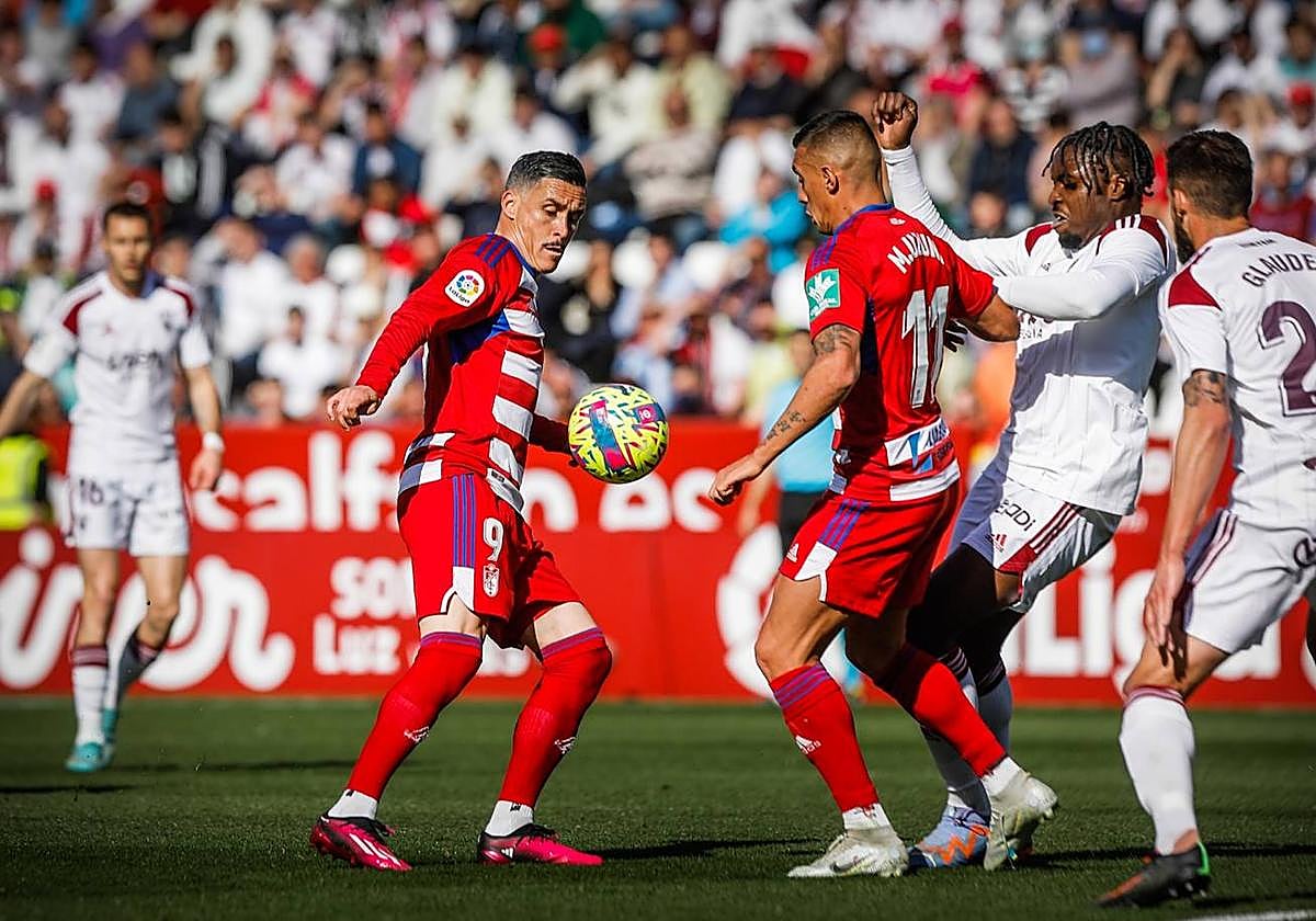 José Callejón trata de hacerse con un balón dividido en Albacete.