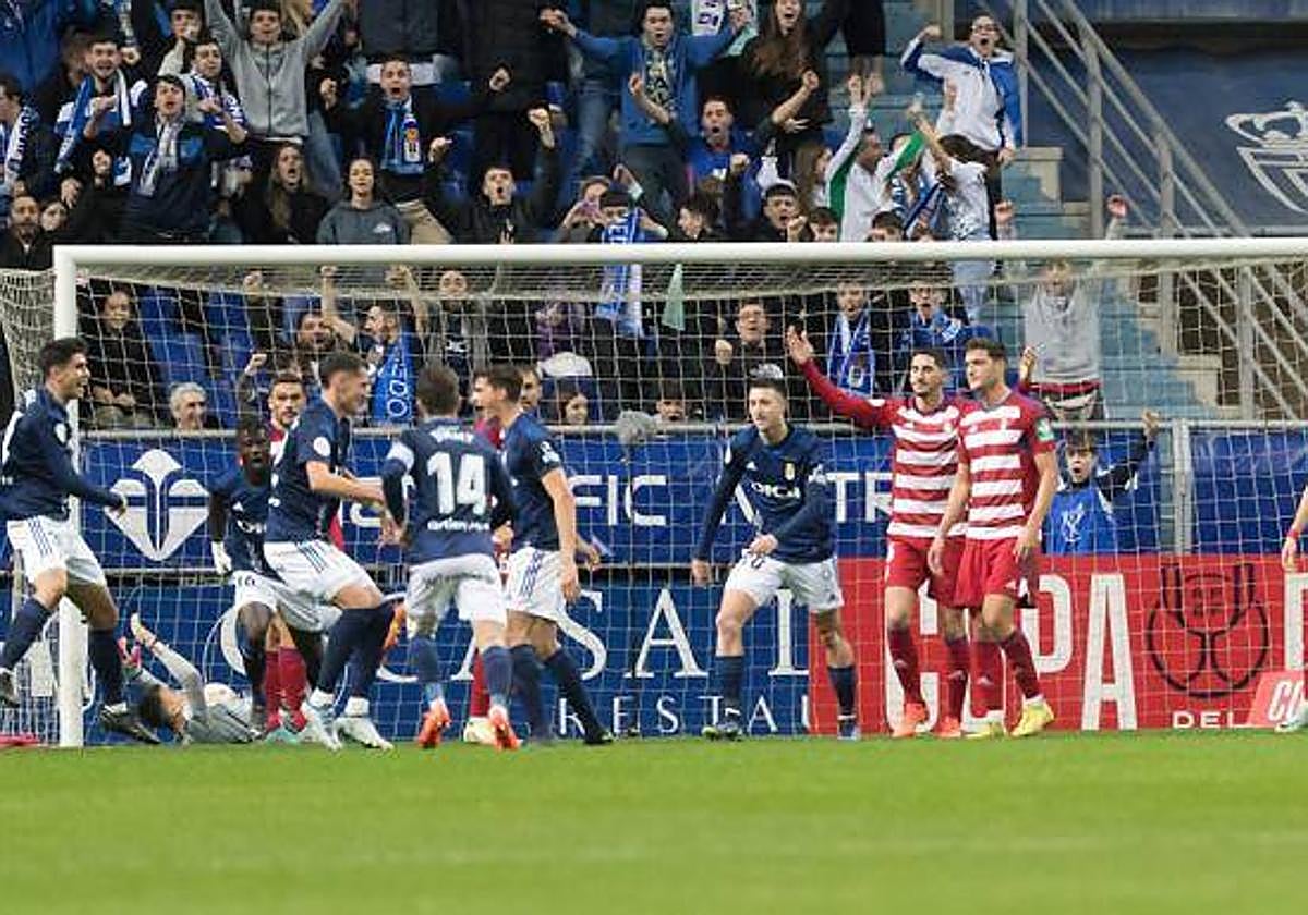Los futbolistas del Oviedo celebran el gol de Luengo en el partido de Copa.