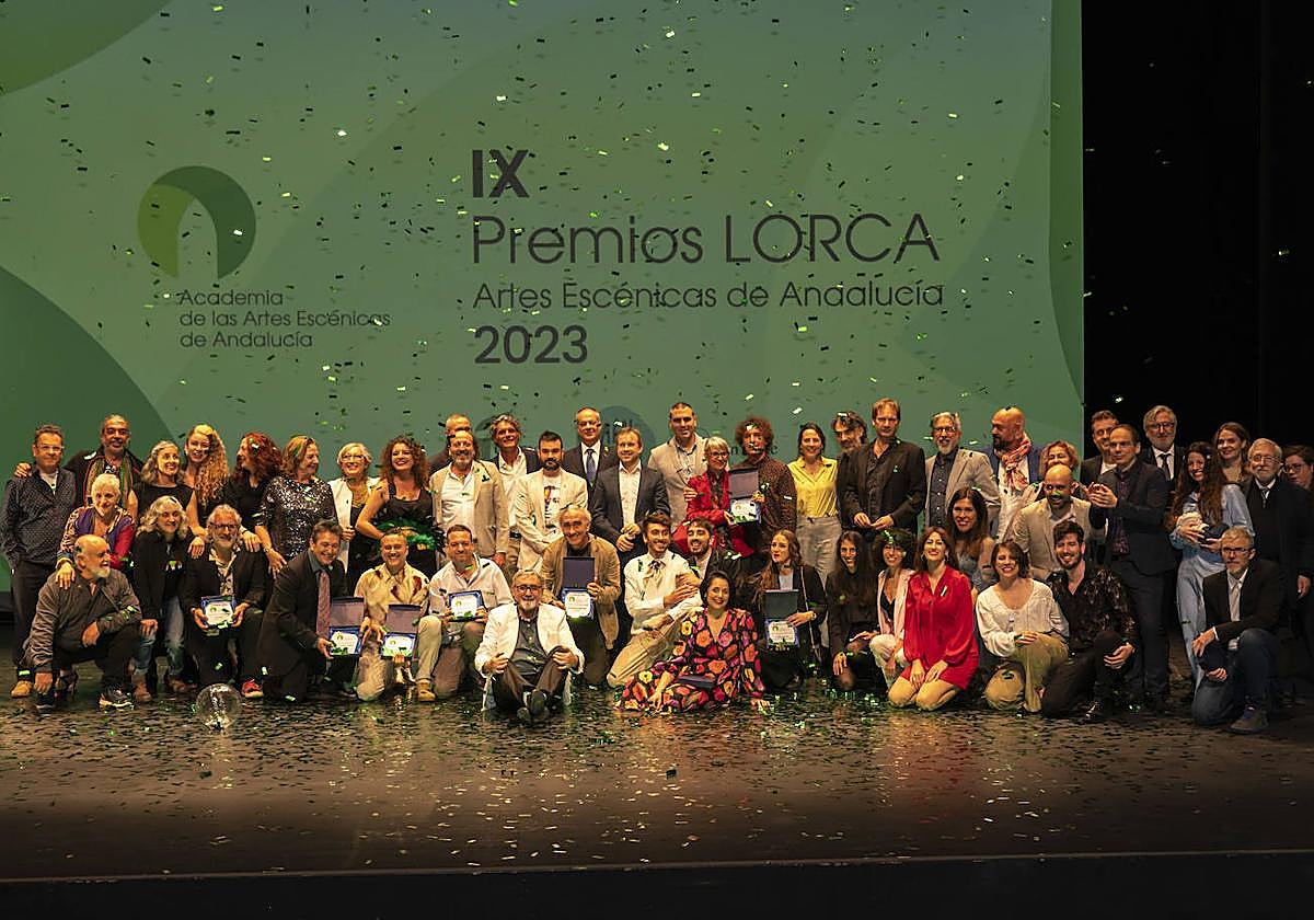 Foto de familia del alcalde, Julio Millán, junto a los premiados.