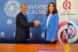 Momento de la firma del convenio entre la Univesidad de Almería y la farmacéutica AstraZeneca.