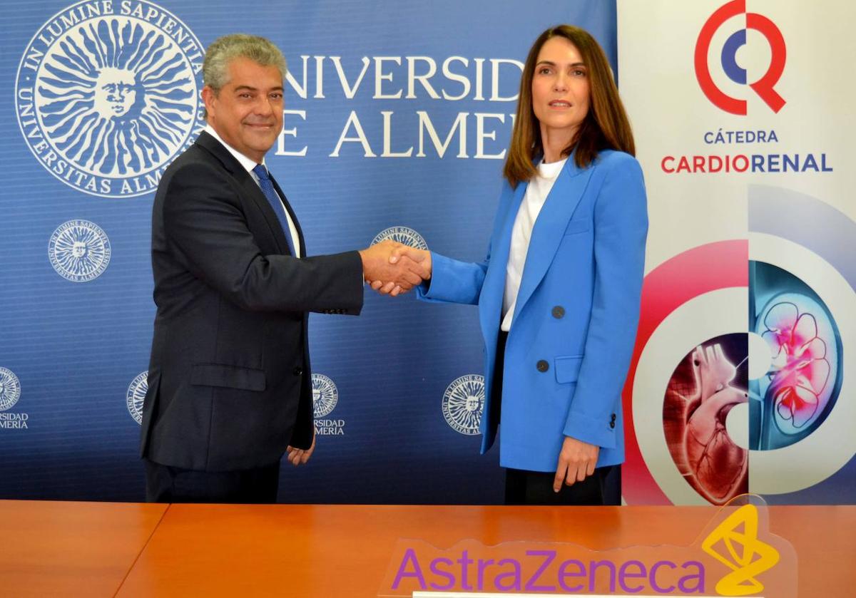 Momento de la firma del convenio entre la Univesidad de Almería y la farmacéutica AstraZeneca.