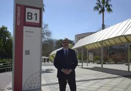 El rector de la Universidad de Jaén, Juan Gómez, en el campus que ha dirigido durante los últimos ocho años.