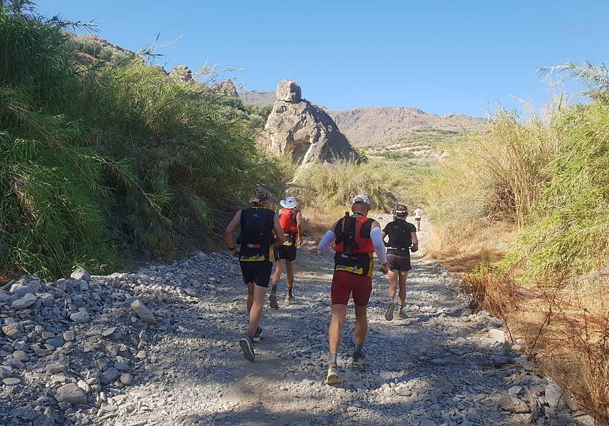Los atletas almerienses, durante un entrenamiento en el río Andarax