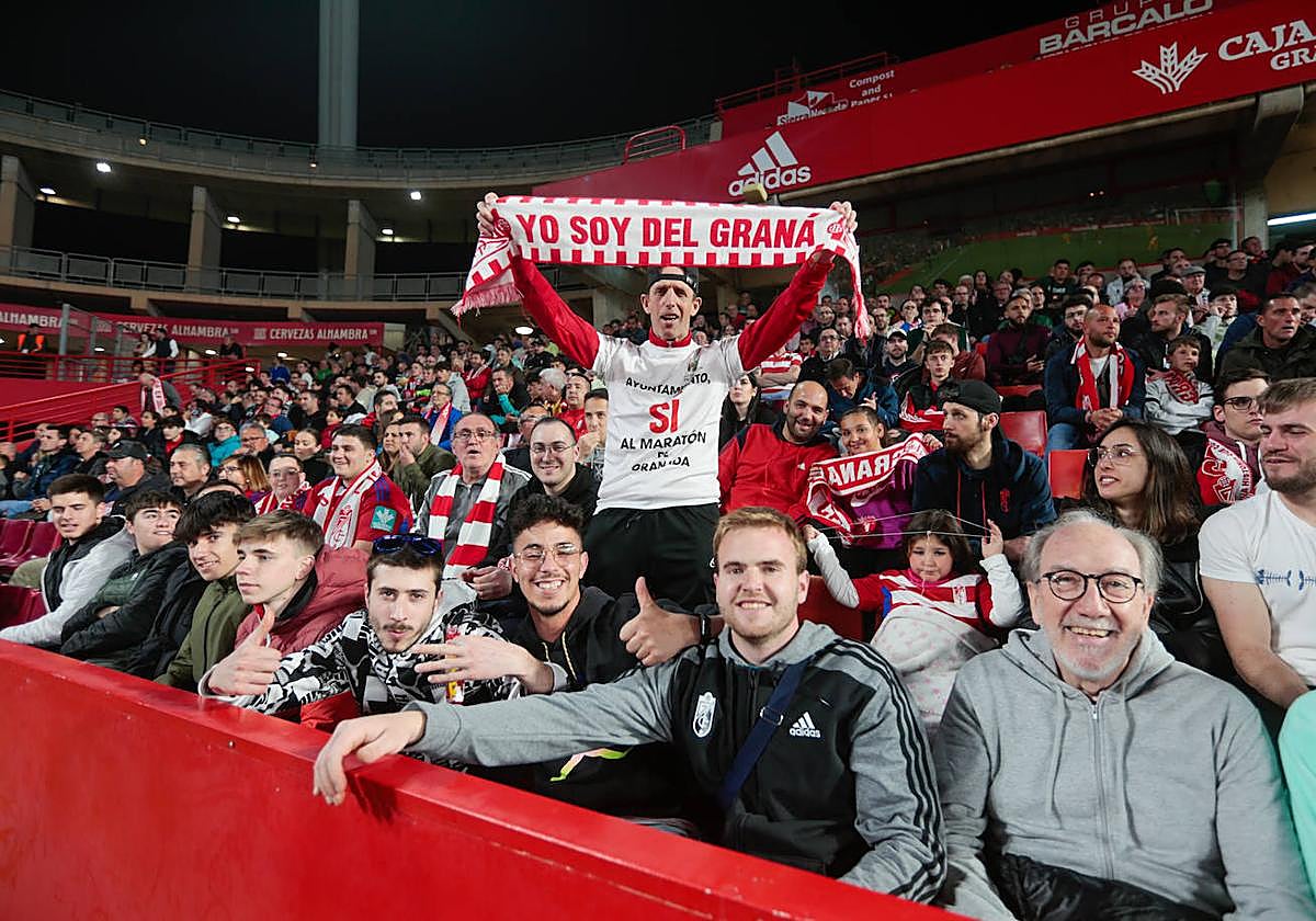 Aficionados del Granada en el partido contra la Ponferradina en Los Cármenes.