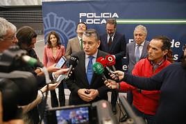 El consejero de Presidencia, Interior y Diálogo Social de la Junta de Andalucía, Antonio Sanz, atiende a los medios de comunicación.