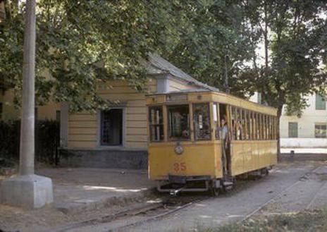 Imagen secundaria 1 - Tranvía de Las Gabias en dos imágenes | En la tercera, imagen del tranvía a su paso por San Antón en su conexión con Recogidas