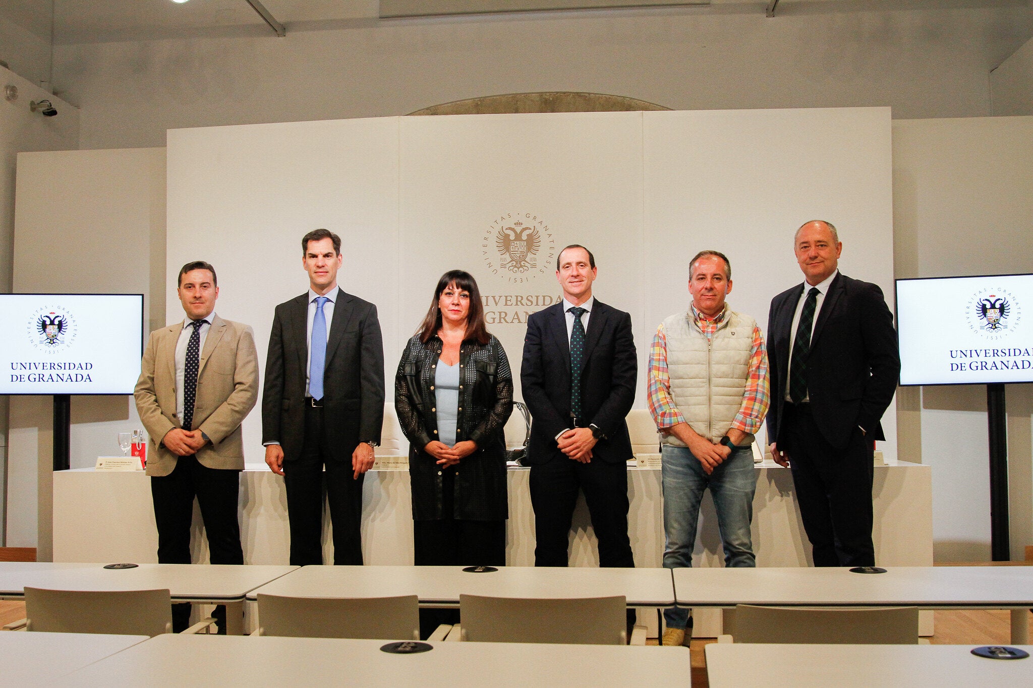 La gerente de la UGR junto a reponsables de la unidad técnica de la UGR y directivo de Endesa