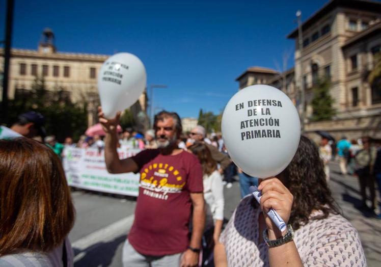 Imagen principal - La protesta ha transcurrido por Gran Vía hasta la Fuente de las Batallas.