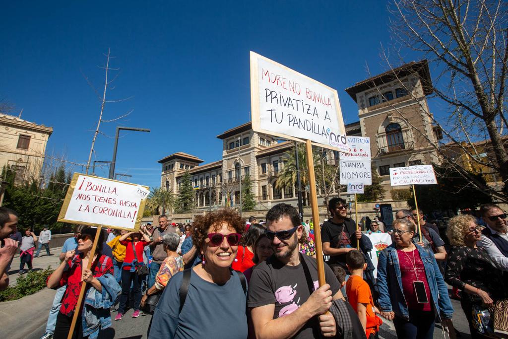 Miles de personas marchan en Granada por la sanidad pública