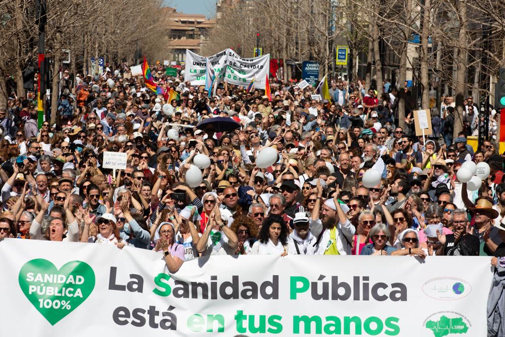 Miles de personas marchan en Granada por la sanidad pública