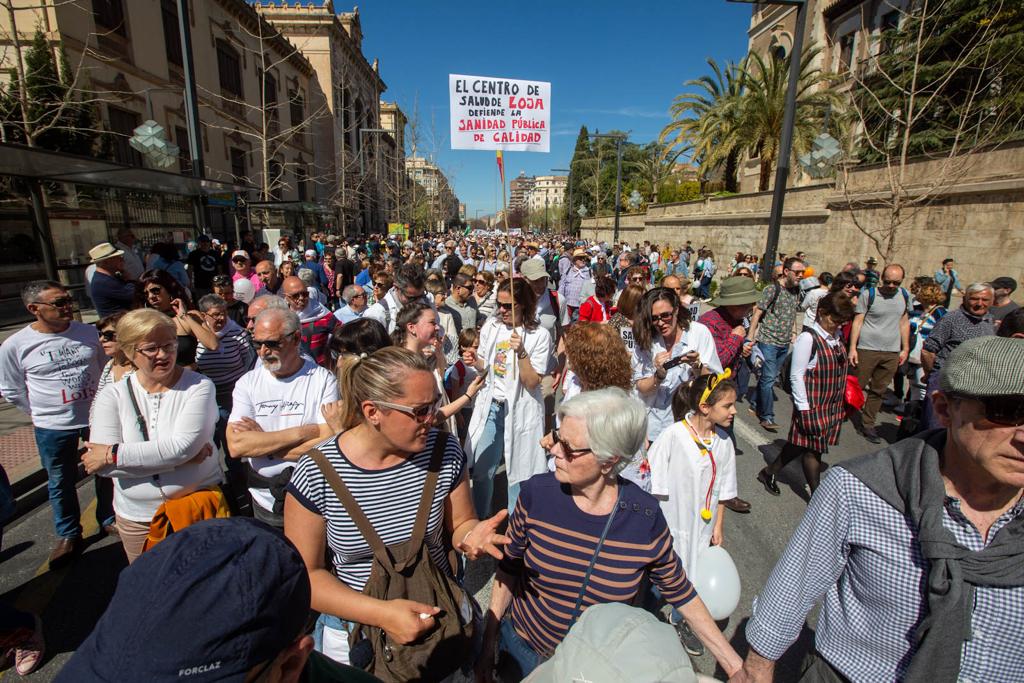 Miles de personas marchan en Granada por la sanidad pública