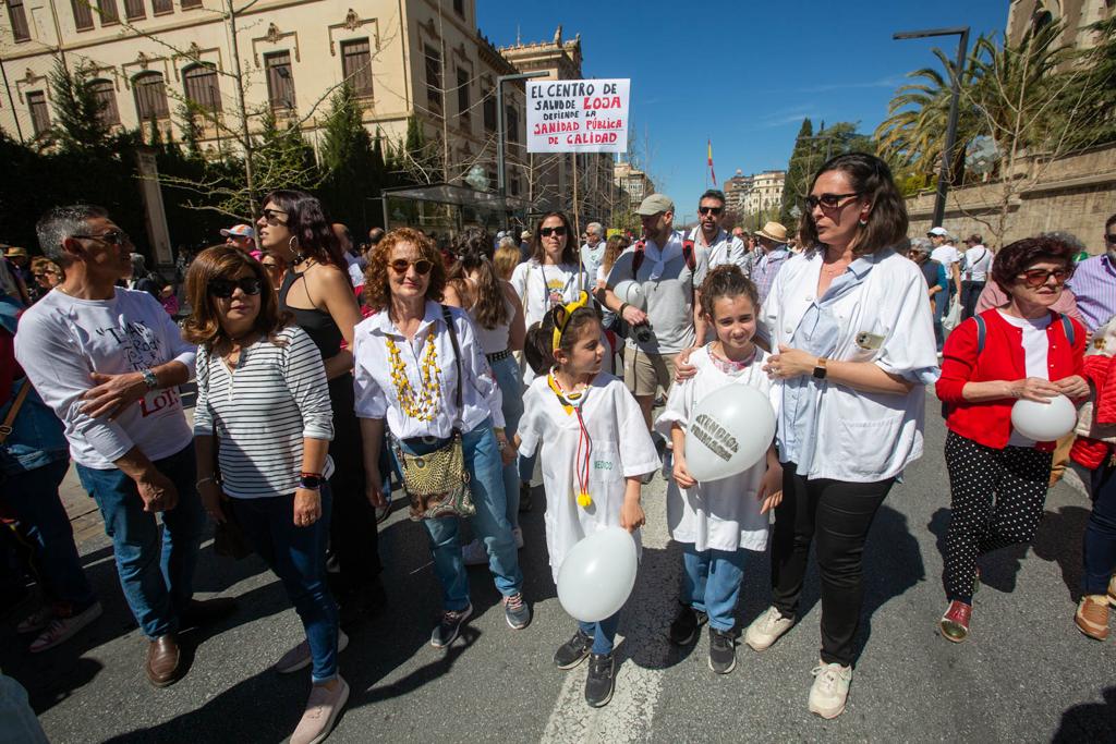 Miles de personas marchan en Granada por la sanidad pública