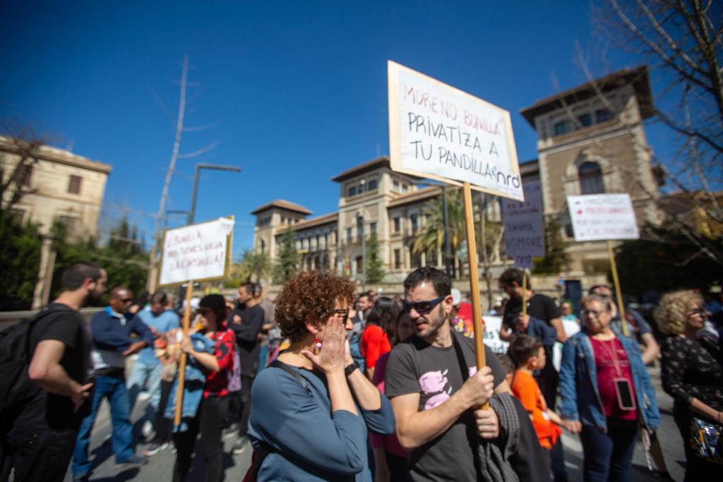 Miles de personas marchan en Granada por la sanidad pública