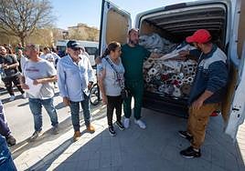 Furgonetas sin descargar en el mercadillo del Zaidín