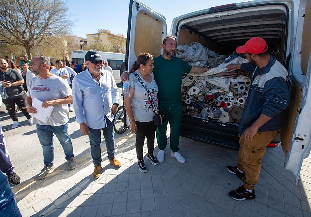 Furgonetas sin descargar en el mercadillo del Zaidín