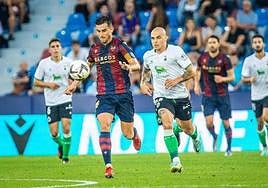 Acción del partido entre el Levante y el Racing de la primera vuelta.