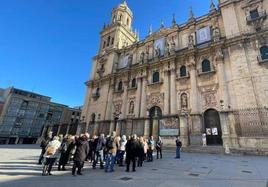 Imagen de archivo de un grupo de turistas en la Plaza de Santa María, viendo la Catedral de Jaén.