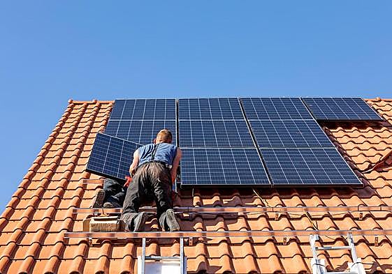 La instalación de placas solares fotovoltaicas en los tejados y cubiertas de las viviendas está viviendo un boom, sobre todo por el encarecimiento del precio de la electricidad y la disponibilidad de ayudas públicas.