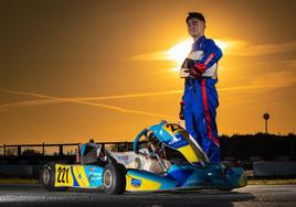 Adrián Ríos posa con su kart en las instalaciones del Karting Granada, en Camino de Purchil