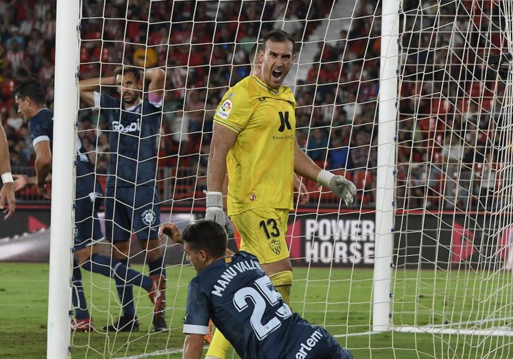 Imagen principal - Fernando en tres partidos de esta temporada, ante el Girona en casa, Atlético de Madrid y Real Madrid.