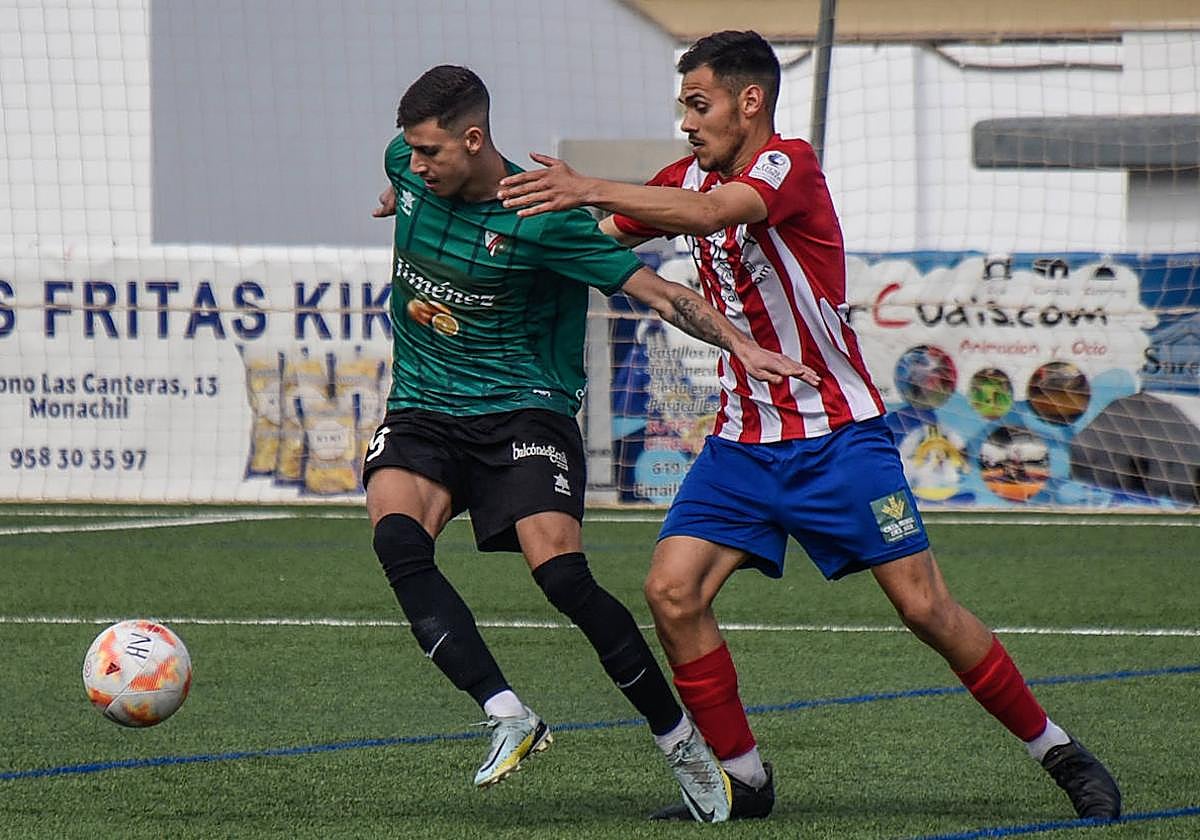 Kike Carmona, autor del único gol del partido, se zafa de un rival del Atlético Porcuna.