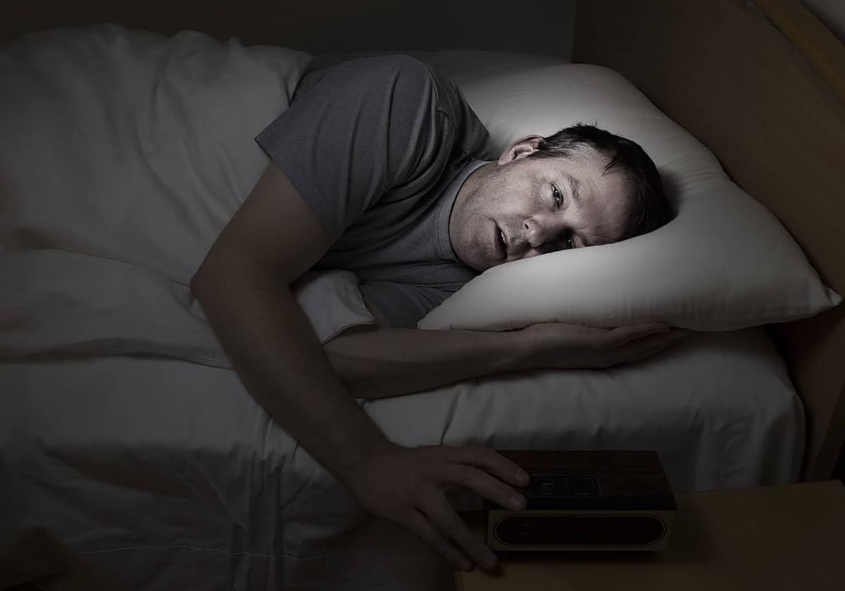 Hombre con insomnio.