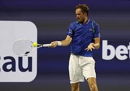 Daniil Medvedev devuelve una bola durante el partido contra Roberto Carballés.