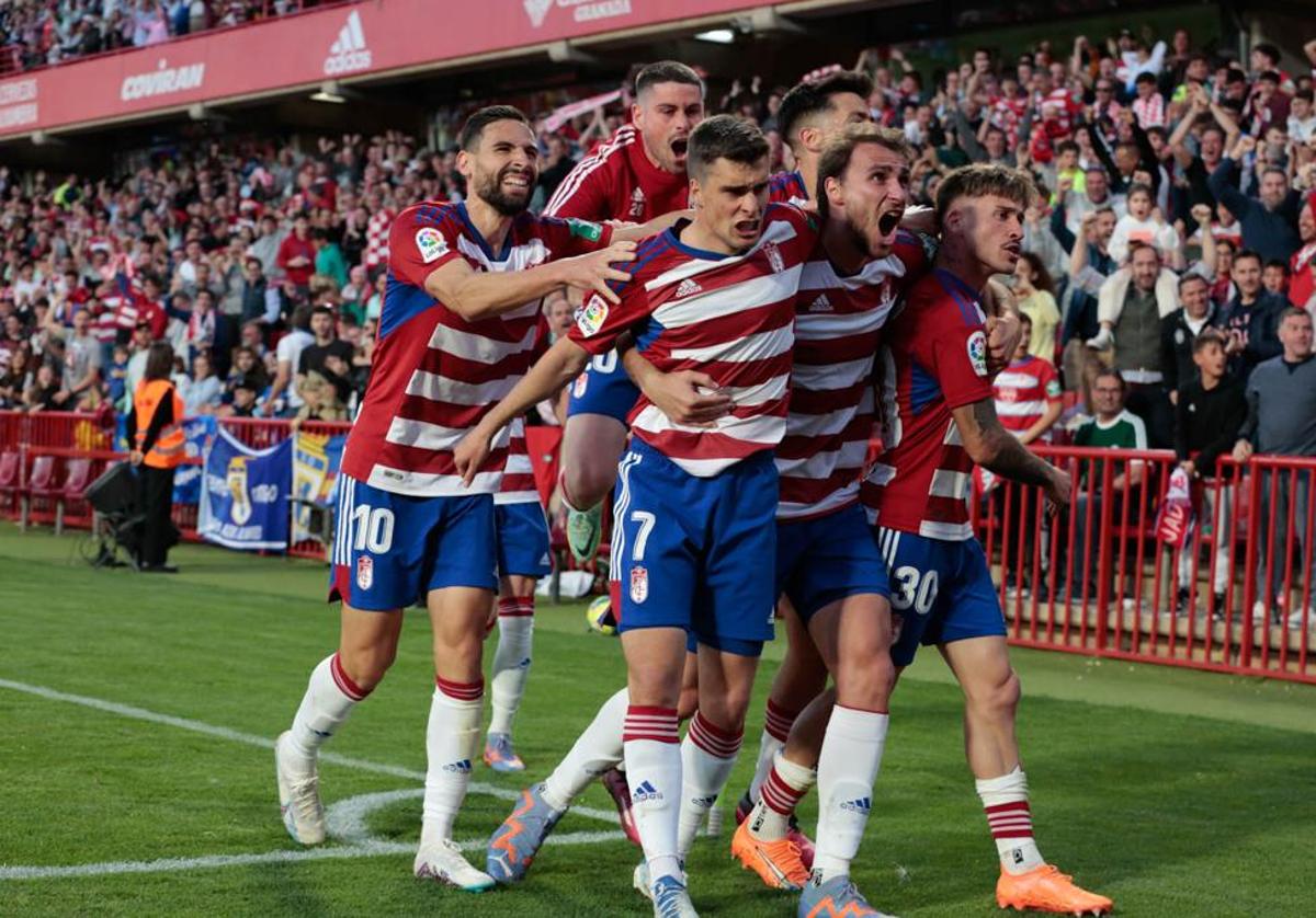 Los jugadores abrazan a Ricard tras el gol.