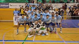 Los jugadores del Inagroup celebran el triunfo con su afición.