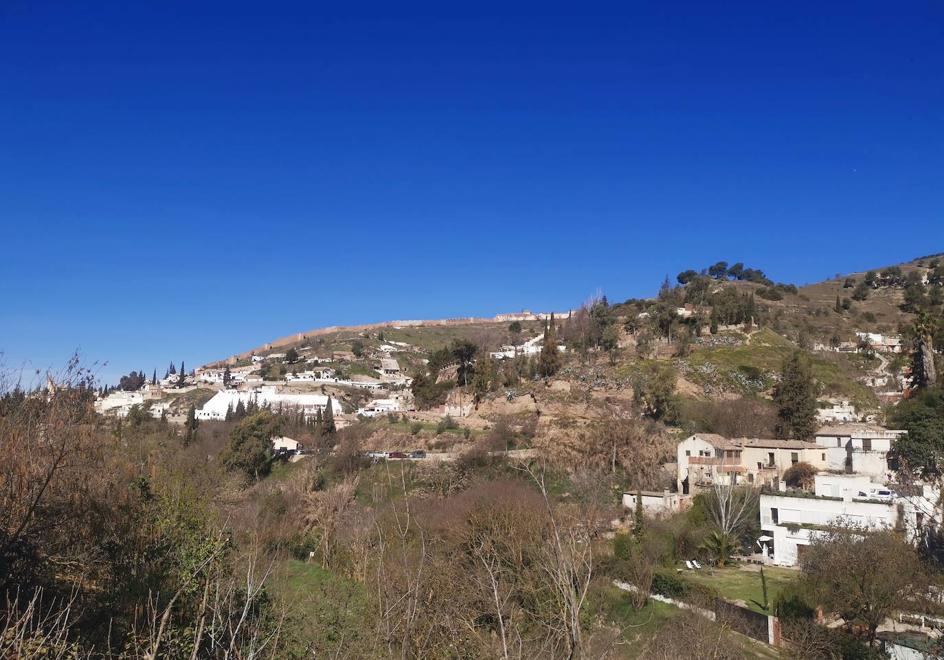 Vista del Sacromonte desde la Fuente del Avellano.