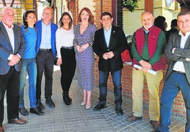 De izquierda a derecha, José María Navarro, Blanca Serrano, José Antonio Sánchez, Aurora (responsable de Recursos Huamanos de la empresa Muesco) Ana Belén Molina, Francisco Reyes, Juan Peinado, y José Luis Adán, delegado de IDEAL de Jaén.