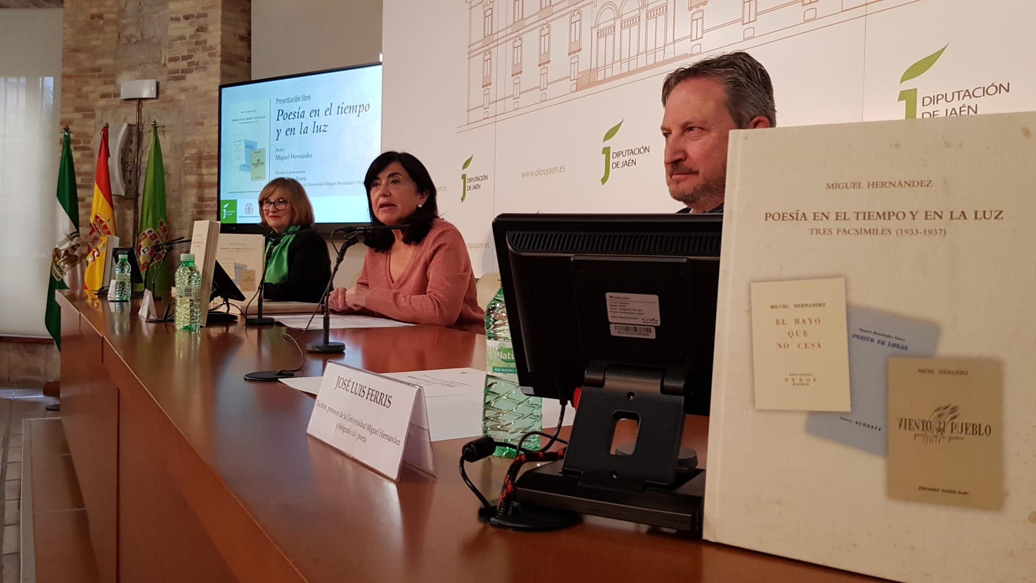 José Luis Ferris, Francisca Medina y Adela Tarifa.