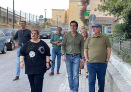 Agustín González de visita en el barrio de la Glorieta, acompañado de vecinos.